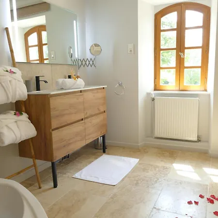Domaine D'issac Bed and breakfast